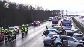 VIDEO Carambol cu peste 30 de răniți și doi morți în Germania, după ce 40 de mașini s-au tamponat pe autostradă